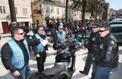 Policajci bikeri na splitskoj rivi savjetovali motoriste