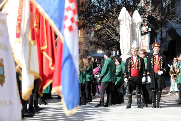 Pula: Mimohod Bokeljske mornarice u Puli