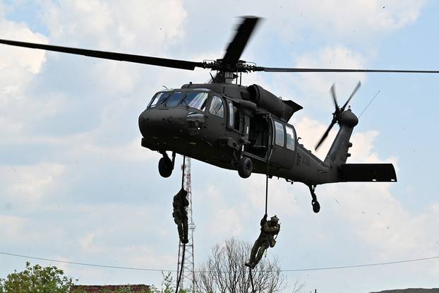FOTO Pogledajte vježbe HV-a i policije u Okučanima: Borbe, eksplozija i skok padobranom!