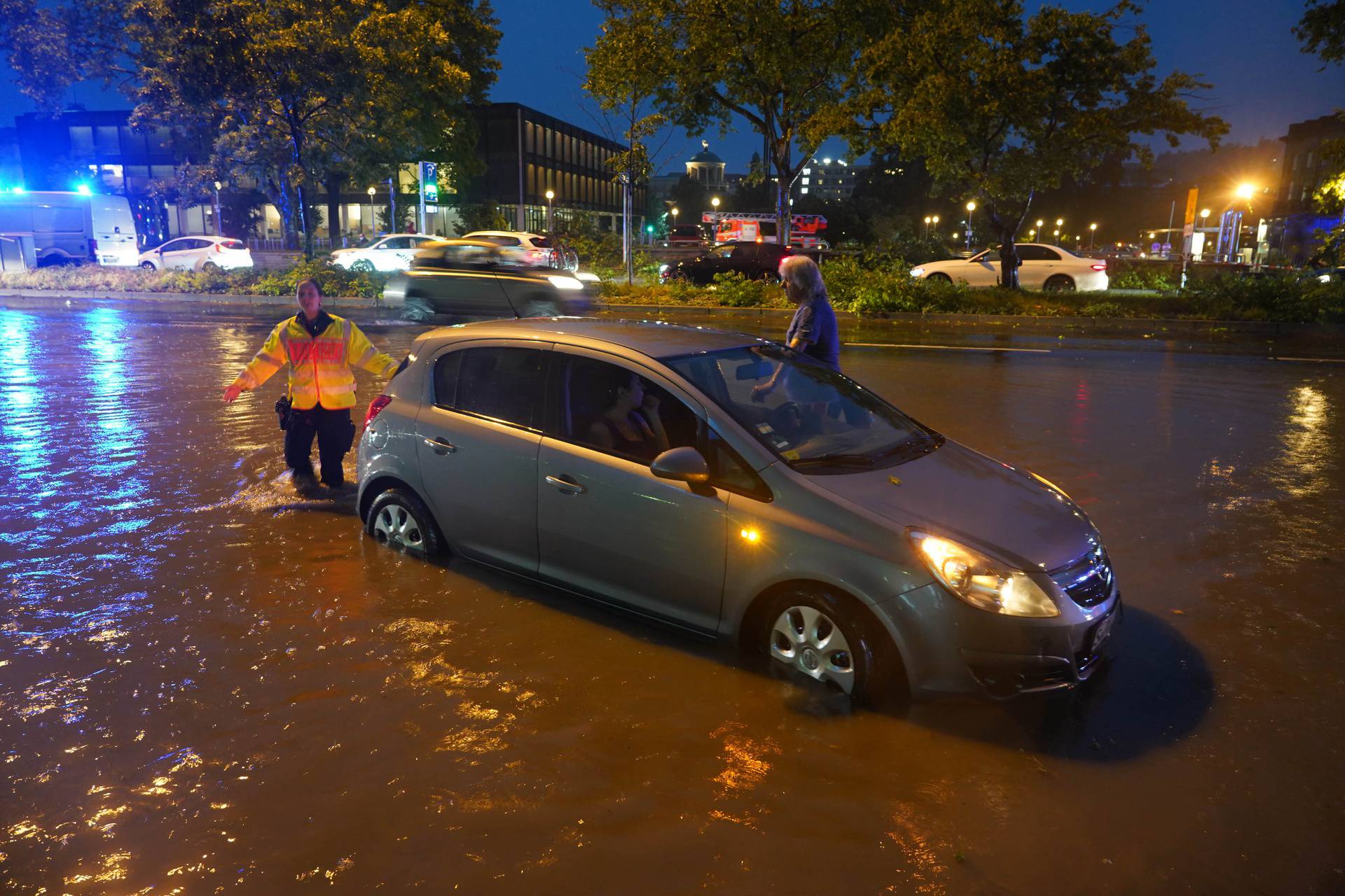 Floods and hail in the southwest