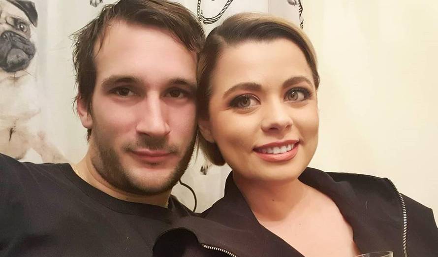 Šušnjara je pozirala s mlađim dečkom: Istaknula je atribute