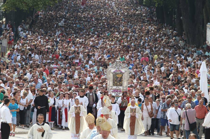 Tri bombe razorile su crkvu, a slika Gospe ostala je netaknuta