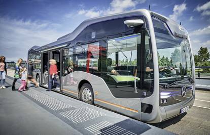 Autobus budućnosti vozi bez vozača i zabavlja svoje putnike