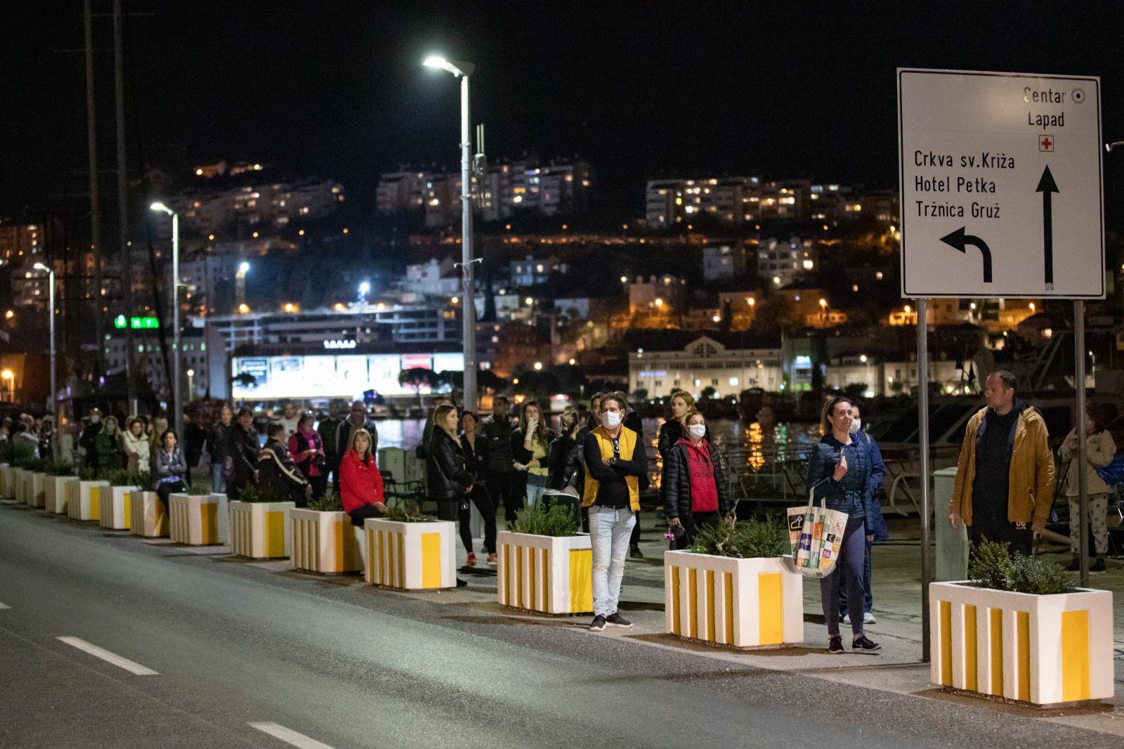 Dubrovnik: Brojni građani pohrlili po svježu ribu na Gruž