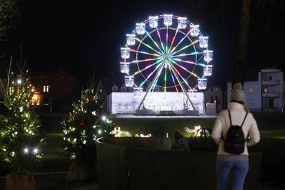 FOTO Advent u Karlovcu nikad nije bio sjajniji - panoramski kotač je pravi hit!