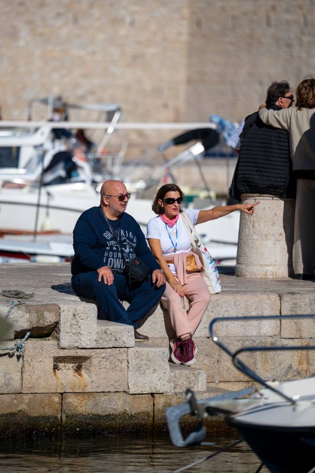 Dubrovnik: Sunčan i topao jesenji dan u gradu