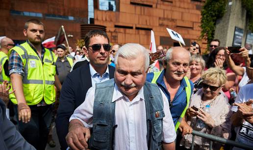 Lech Walesa na prosvjedima protiv pravosudne reforme