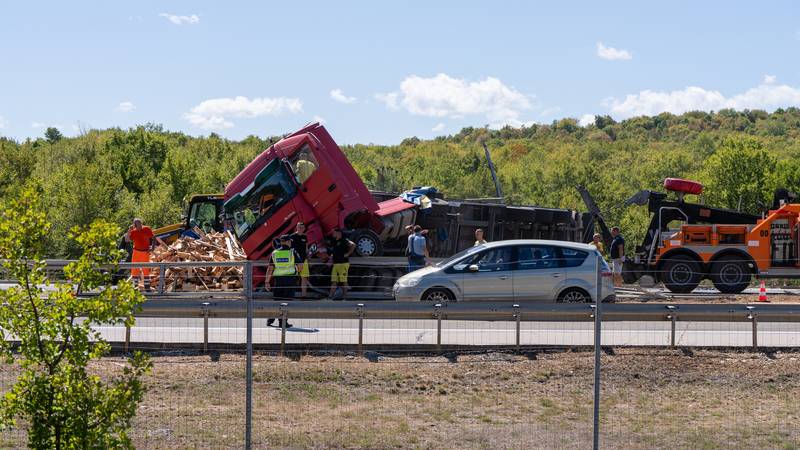 FOTO Kamion se prevrno preko obje trake na A1 kod Otočca, napravila se ogromna kolona