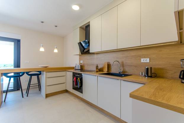 FOTO Kakva vila! Prodaju je na Šolti. Grijani bazen, a more na 150 metara. Saznali smo cijenu