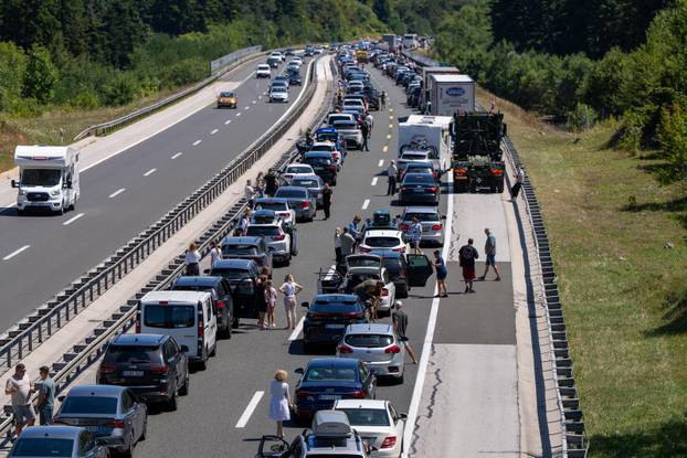 Otočac: Kolona prije tunela Plasina u smjeru Dubrovnika