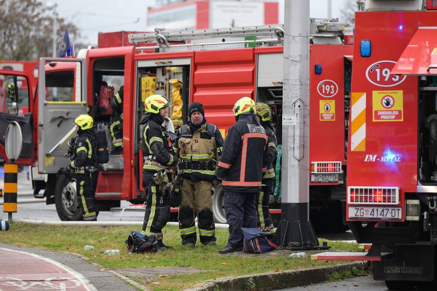 Zagreb: Ugašena vatra na Vjesnikovom neboderu 