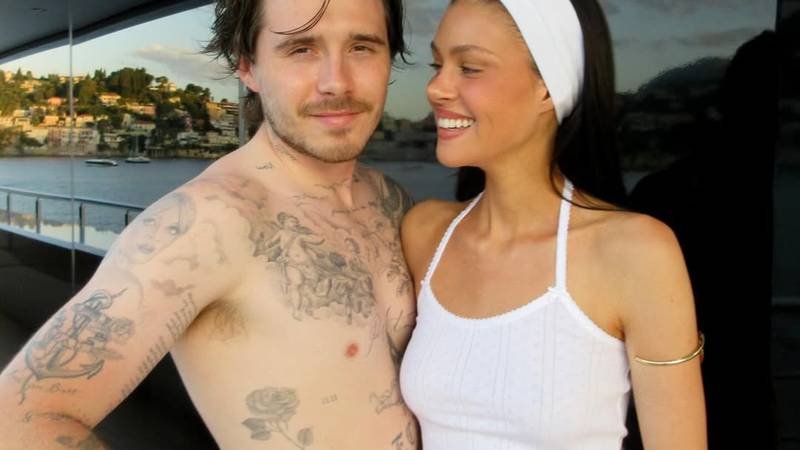 Brooklyn Beckham i supruga Nicola ljetuju kod Eltona Johna, a David i Victoria su u blizini