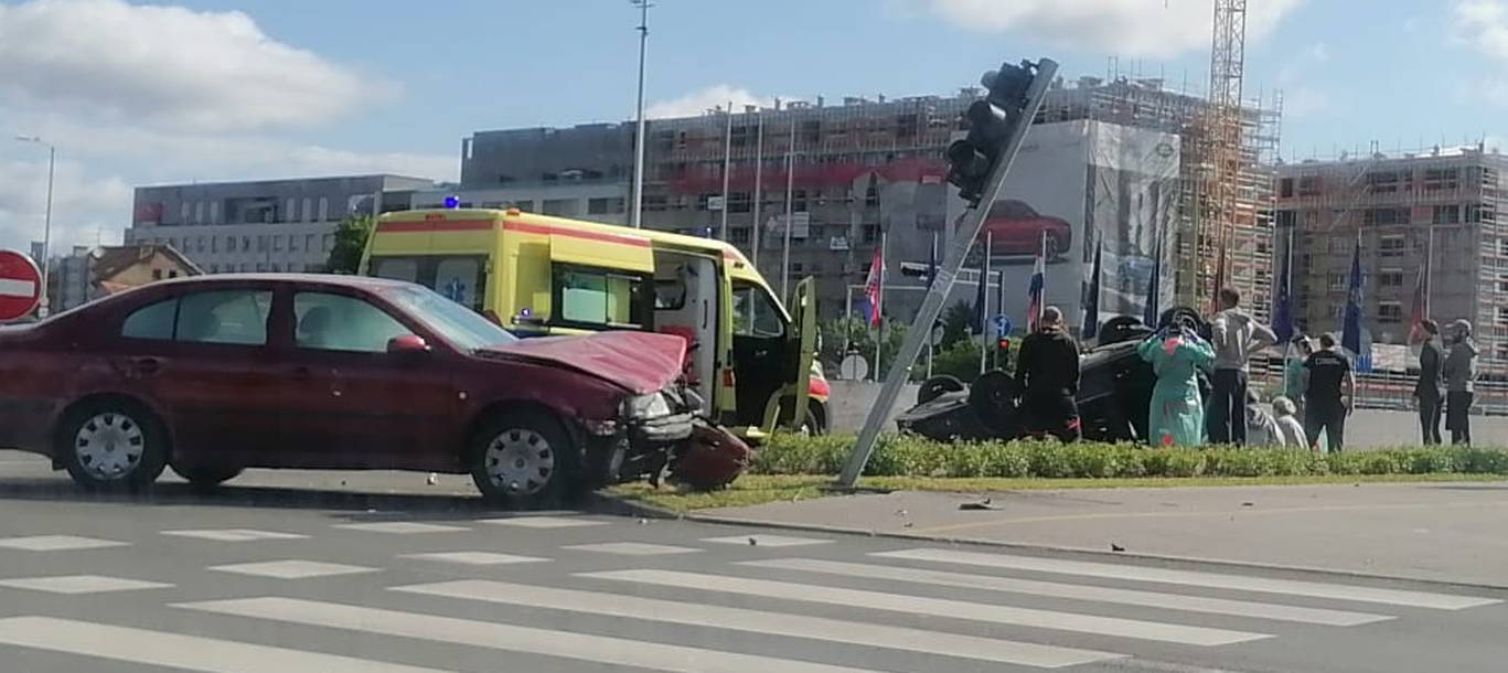 Teška nesreća u Zagrebu: Auto na krovu, troje ljudi ozlijeđeno