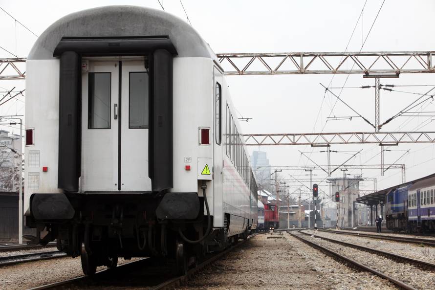 Dječaka (14) na vagonu stresla struja, bore se za njegov život