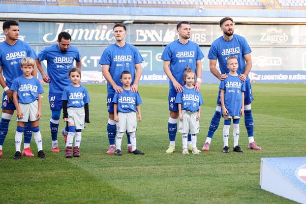 Igrači Dinama i Rijeke s djecom na terenu u sklopu humanitarne akcije "Daruj otkucaj života"