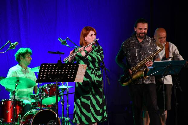 Slavonski Brod: Koncert  jazz sastava Sing Song Swing na pozornici Brodskog glazbenog ljeta