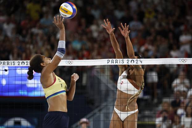 Beach Volleyball - Women's Gold Medal Match - Brazil vs Canada (Ana Patricia/Duda vs Melissa/Brandie)