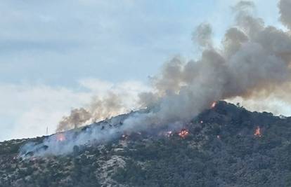 Gasit će cijelu noć: U požaru iznad Hvara dosad izgorjelo 30 hektara raslinja i borove šume