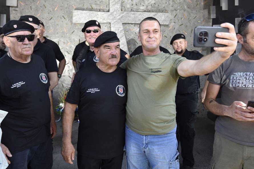 Knin: Pripadnici HOS-a odali počast braniteljima na spomeniku Oluja 95