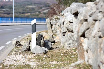 Na ulazu u Punat na Krku oštećen suhozid