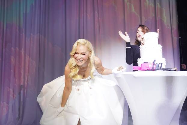 Beograd: Nataša Bekvalac motornom pilom rezala tortu na promociji albuma "MAMA"