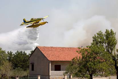 FOTO Velika borba za kuće kod Skradina, sve snage na terenu. Evo kako sad izgleda požarište