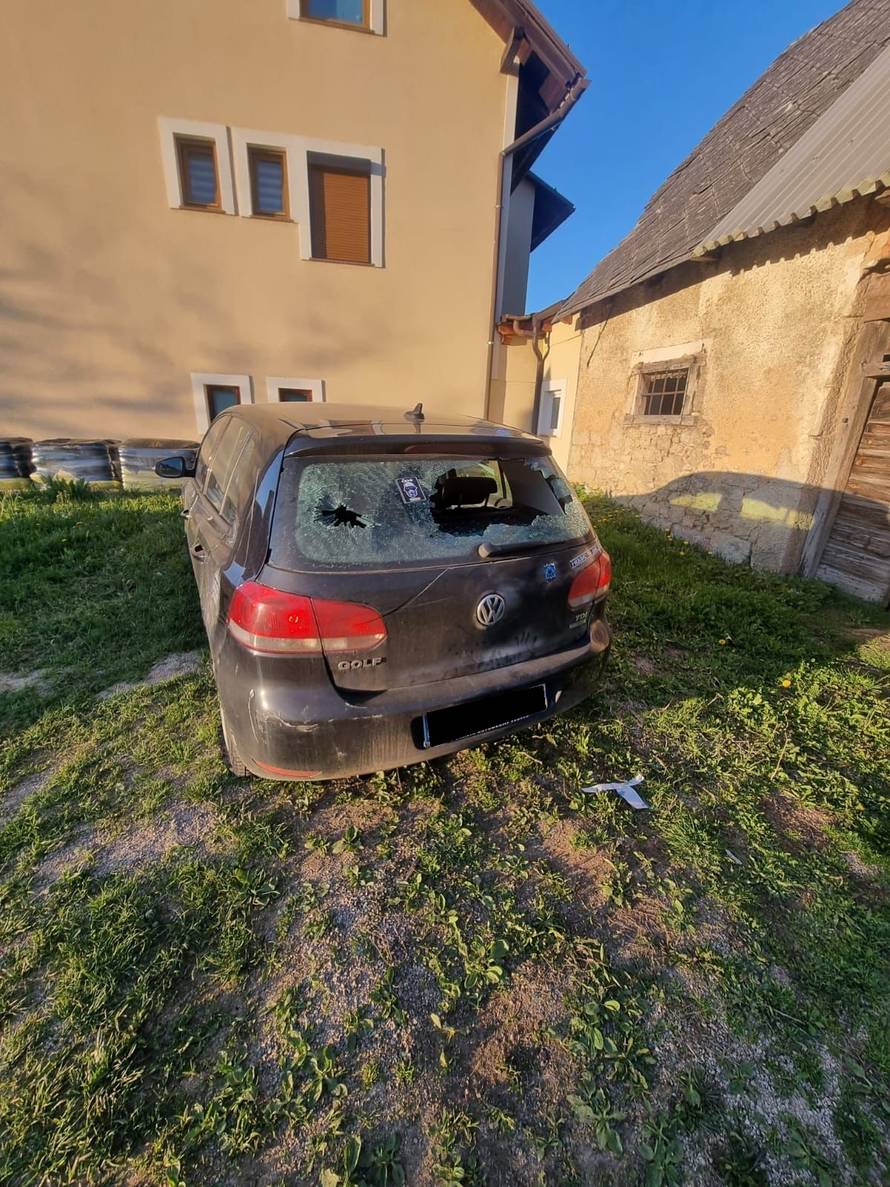 Tri torcidaša istukla su mladića u Otočcu zbog Dinamovog grba, netko im potom demolirao auto