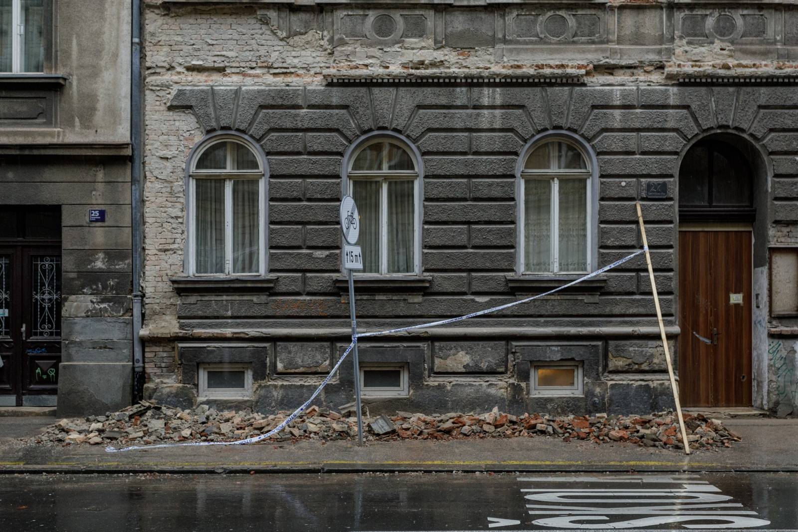 Zagreb: Hrpa šute na nogostupu ispred zgrade u Gundulićevoj