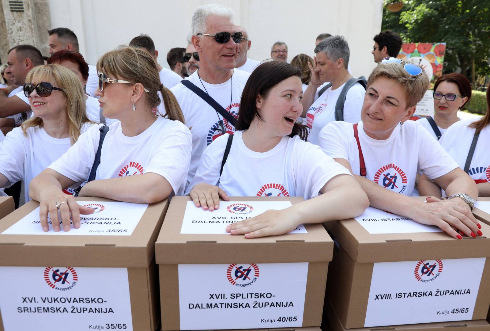 Zagreb: Predaja sakupljenih potpisa Referendumske inicijative â67 je previÅ¡eâ Hrvatskom saboru