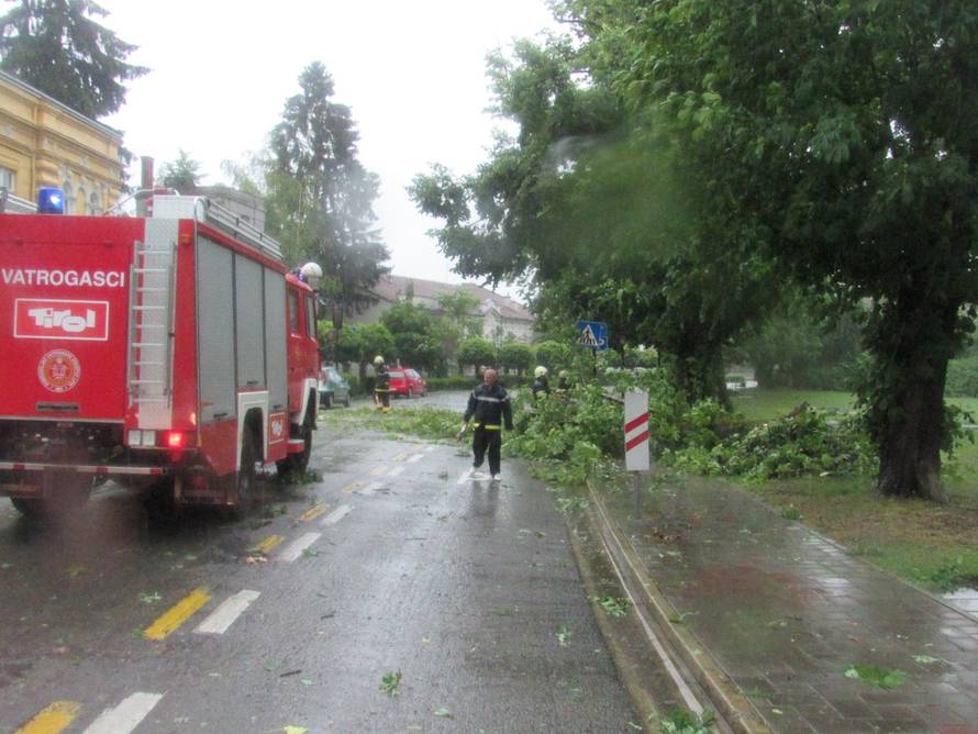 Nevrijeme rušilo stabla, nosilo krovove, kiša poplavila ulice