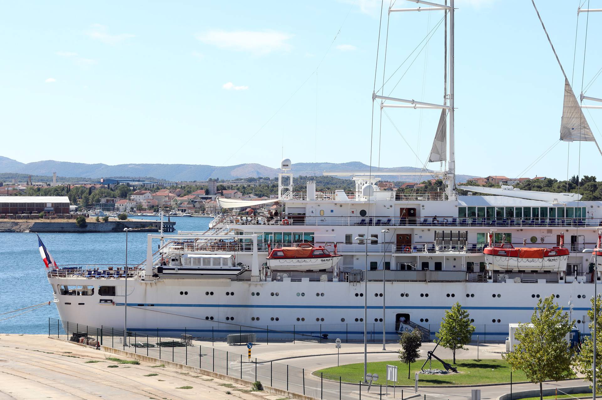 U Šibensku luku uplovio Club Med 2, najveći i najluksuzniji jedrenjak na svijetu
