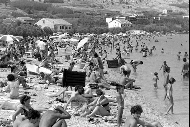 Opatija: Brojni posjetitelji uživaju u kupanju i sunčanju, kolovoz 1990.