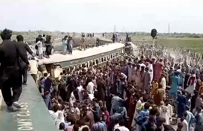 VIDEO Vlak iskočio iz tračnica u Pakistanu, 19 poginulih