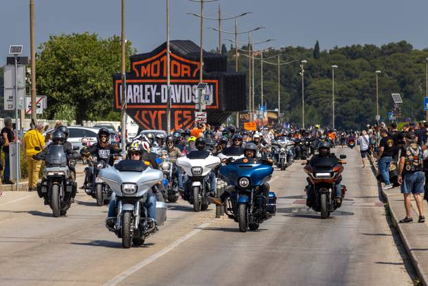 Nekoliko tisuća vlasnika Harley Davidsona prolazi kroz Pulu u defileu