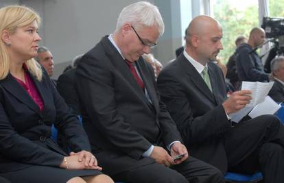 Josipović sakrio mobitel među noge na danu općine