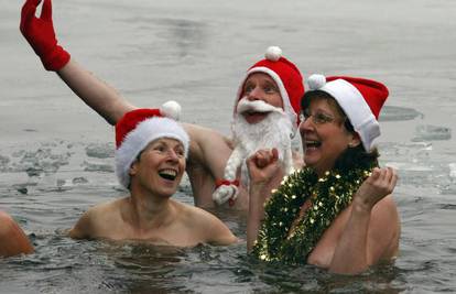 Ljudi tuljani Božić dočekali goli u smrznutom jezeru