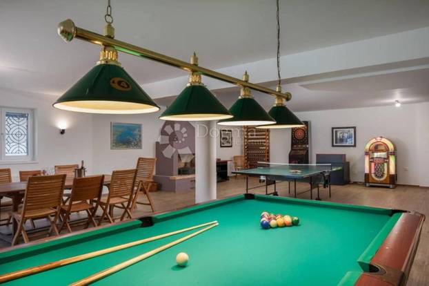 FOTO Ova luksuzna vila kod Šibenika ima čak dva bazena, a prodaje se za 5 milijuna eura