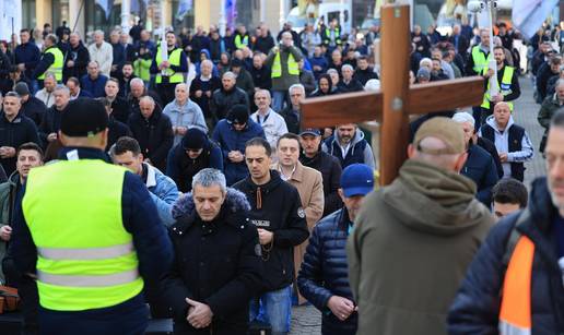 FOTO Molitelji na trgovima: U Zagrebu ih do&ccaron;ekali prosvjednici