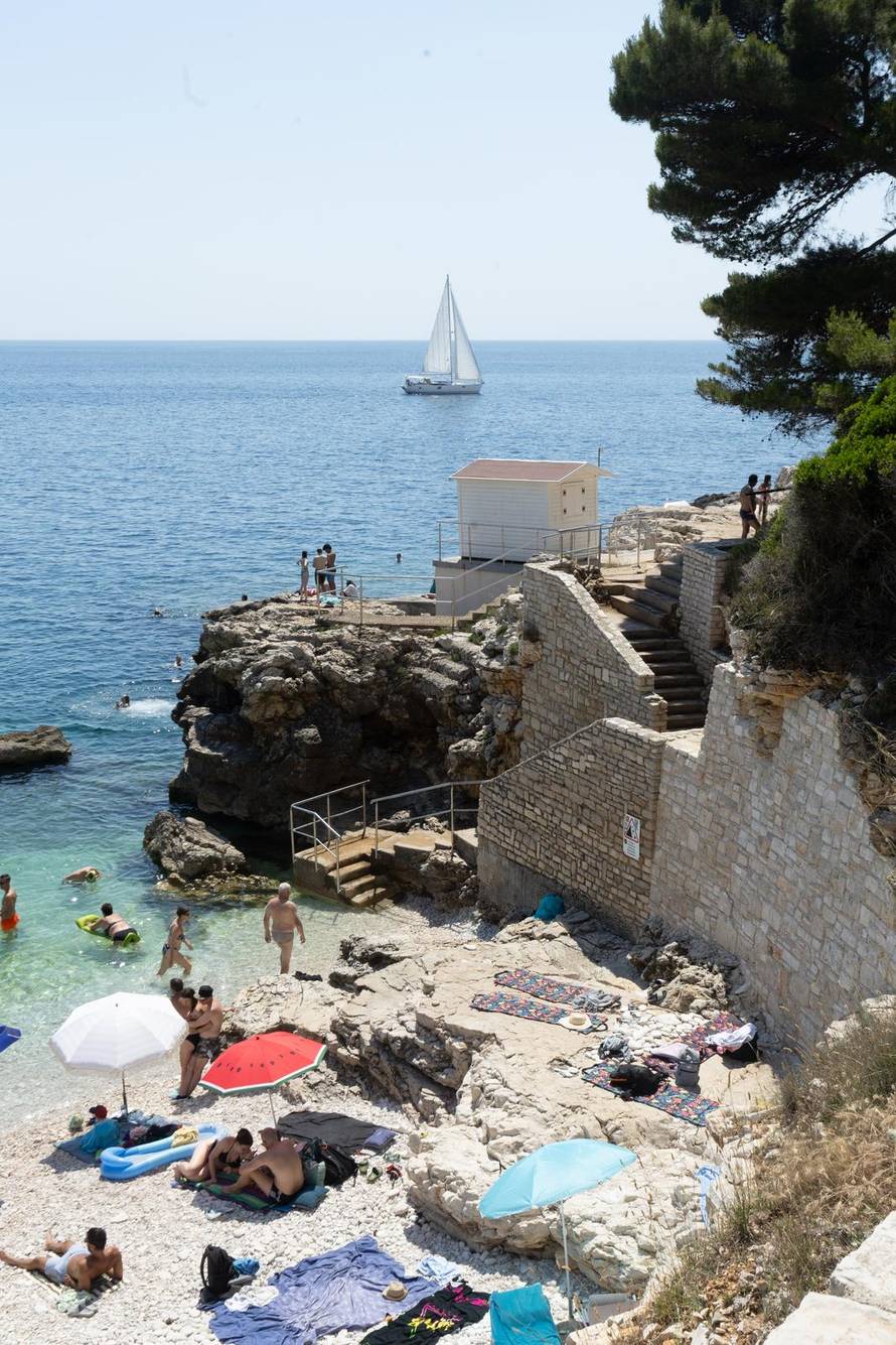 Pula: Havajska plaža na Verudeli raj je za kupače i ljubitelje skokova sa stijena
