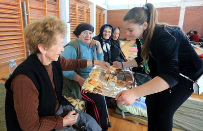 Veliko srce Otočana: Zbrinuli su 1500 ljudi, pomažu baš svi