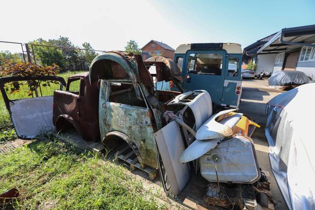 Prodao sve da bi ostvario životni san, stare olupine pretvara u prekrasne automobile