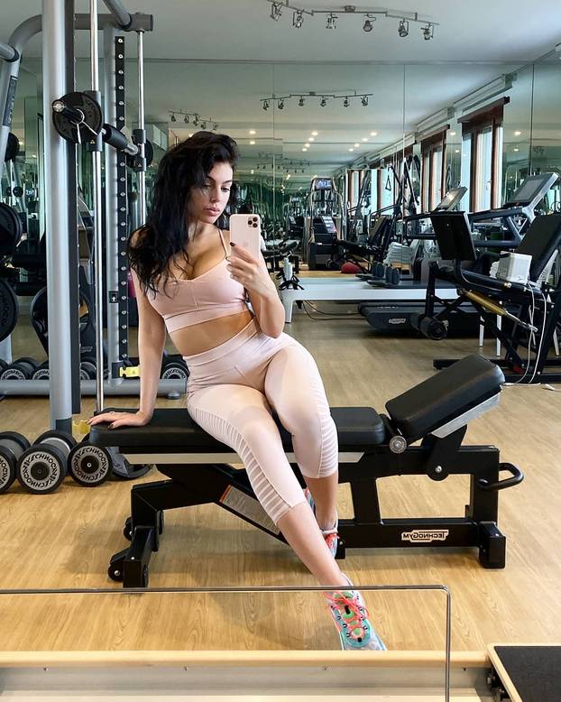 Od prodavačice do zaručnice u vrućim tangicama: Evo kako se Georgina mijenjala kroz godine