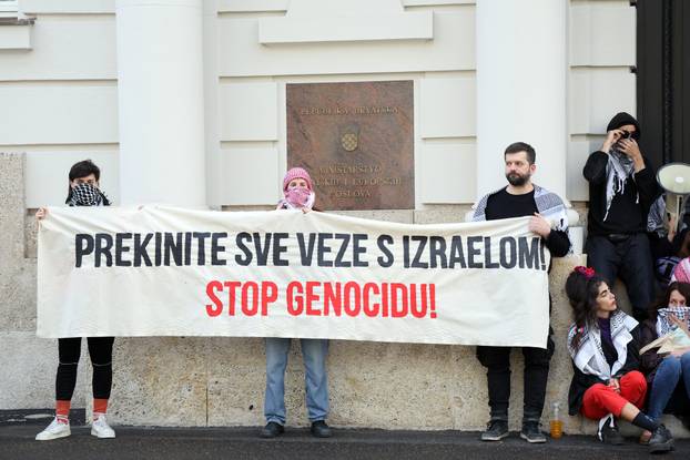 Zagreb: Blokade ulaza u Ministarstvo vanjskih i Europskih poslova, kao čin protesta protiv hrvatskog sudioništva u genocidu u Gazi