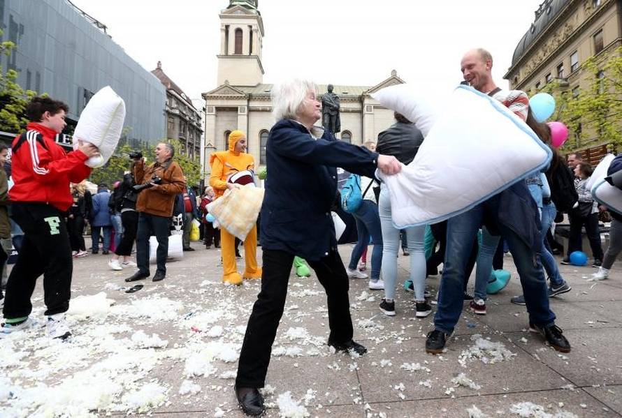 Dvjesto se ljudi potuklo usred Cvjetnog trga i to - jastucima