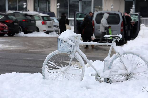 Delnice: Mnogobrojni izletnici uživaju u snijegu u Gorskom kotaru.