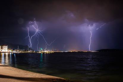 FOTO Strašna oluja na splitskom području! Munje izazvale više požara na padinama Mosora!