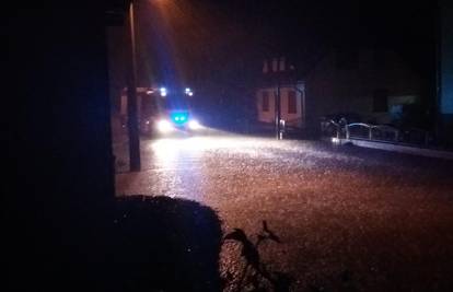 Poplava u Delnicama: 'Već je pola metra vode u podrumima'