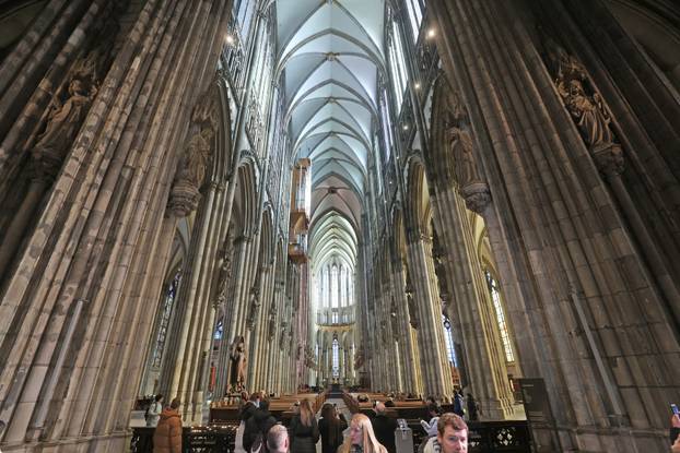 Šetnja Koelnom i pogled na njegove znamenitosti i detalje