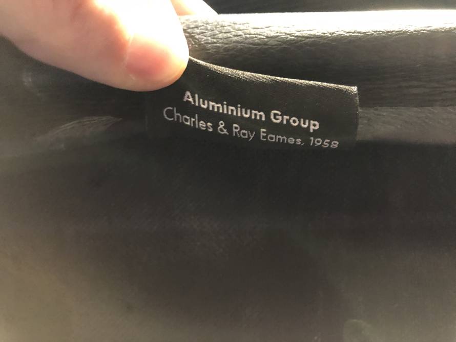 Vlada i stožer u NSK sjede na stolicama koje u trgovini vrijede oko tri tisuće eura. Po komadu