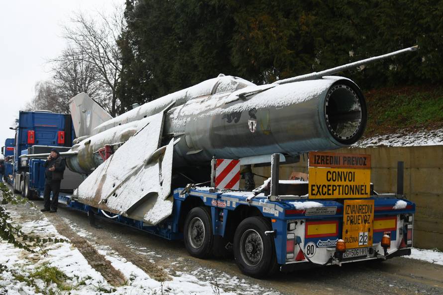 Bjelovar: Zrakoplov MiG 21 BIS i helikopter Mil Mi-24 dopremljeni u Kapelu gdje će biti turistička atrakcija